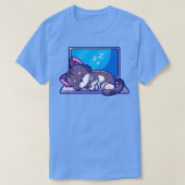 可愛い猫がノートパソコンの漫画で眠る Tシャツ (デザイン正面)