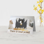 可愛い猫がハロウィーンを楽しんだりトリックをする カード (黄色い花)