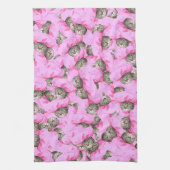 可愛い猫がピンクのキャップパターンをランダム キッチンタオル (縦)