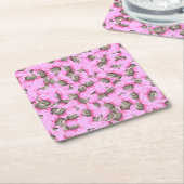 可愛い猫がピンクのキャップパターンをランダム スクエアペーパーコースター (アングル)