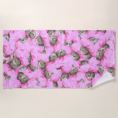 可愛い猫がピンクのキャップパターンをランダム ビーチタオル (正面)