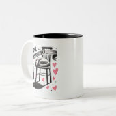 可愛い猫が椅子に恋しく思座って ツートーンマグカップ (正面左)