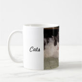 可愛い猫が眠る猫が支配するマグカップ コーヒーマグカップ (左)