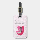 可愛い猫のドットが2つ付いたMIdセンチュリーピンクの椅子 ラゲッジタグ (正面縦)