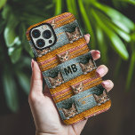 可愛い猫を編んだモノグラムガーリーパーソナライズされた iPhone 16 PRO MAXケース<br><div class="desc">モノラム可愛い猫ガーリー編みiPhone 16パーソナライズされた Pro Maxケースは、オレンジ色と青いキネットパターンを覗き込むかわいい猫が特徴。パーソナライズされたモノグラカスタムムでクリスマス、誕生日、休日などの猫好きのための贈り物として最適。©2024 Evco Studioによる設計： www.zazzle.com/store/evcostudio</div>