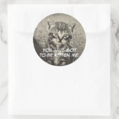 可愛い猫/子猫「私得を子猫にしなきゃ」 ラウンドシール (バッグ)