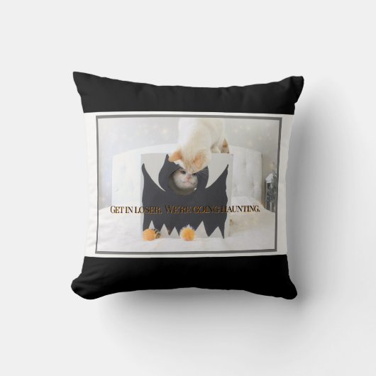 可愛い猫「負け犬め、待ち伏せ」 クッション (正面)