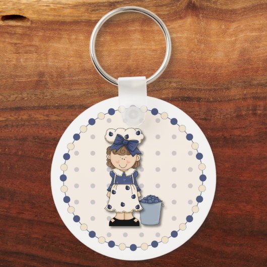 可愛い田舎の女の子+ブルーベリーで満たされたバケツ キーホルダー (正面)