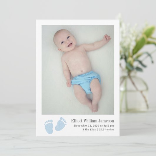 可愛い男の赤ちゃんブルー生まれたばかりのフットプリント誕生 案内状 (スタンド正面)