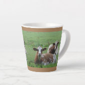 可愛い白茶色の牛2頭。ブラウンラテマグ カフェラテマグ (右アングル)