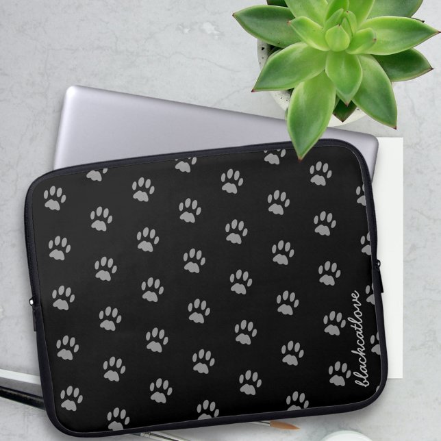 可愛い白黒ペットポープリントラップトップスリーブ ラップトップスリーブ (Add your name to this cute black & grey paw print laptop sleeve. Any thing for your cat to sit on)