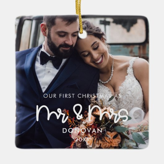 可愛い私たちの初めてのクリスマス結婚の写真 セラミックオーナメント (正面)