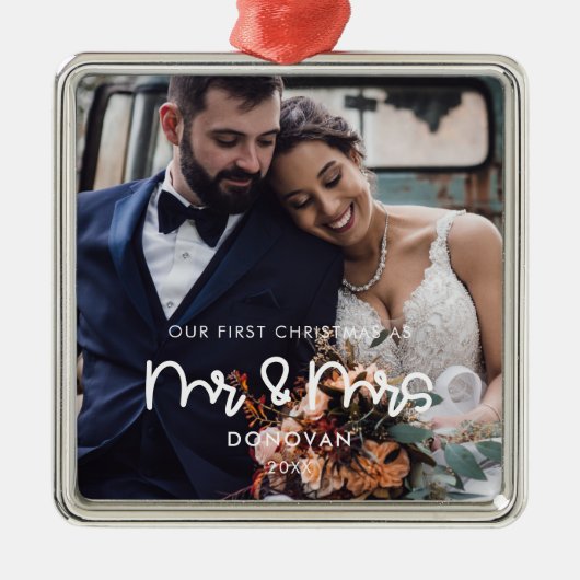 可愛い私たちの初めてのクリスマス結婚の写真 メタルオーナメント (正面)