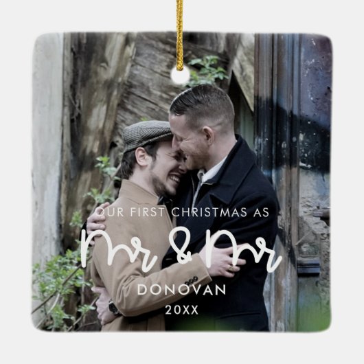 可愛い私たちの初めてのクリスマスMr & Mr結婚の写真 セラミックオーナメント (裏面)