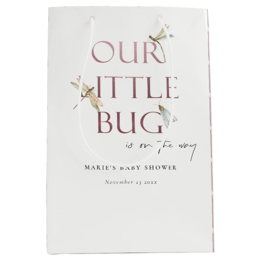 可愛い私たちの小さな虫ピンクのトンボの赤ちゃんシャワー ミディアムペーパーバッグ (正面)