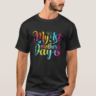 可愛い私の最初の母の日の絞り染め衣装の女性モ Tシャツ