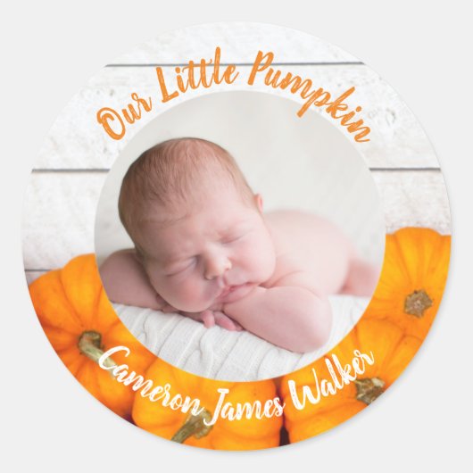 可愛い秋生まれたばかりの写真ベビー私たちの小さなカボチャ ラウンドシール (正面)