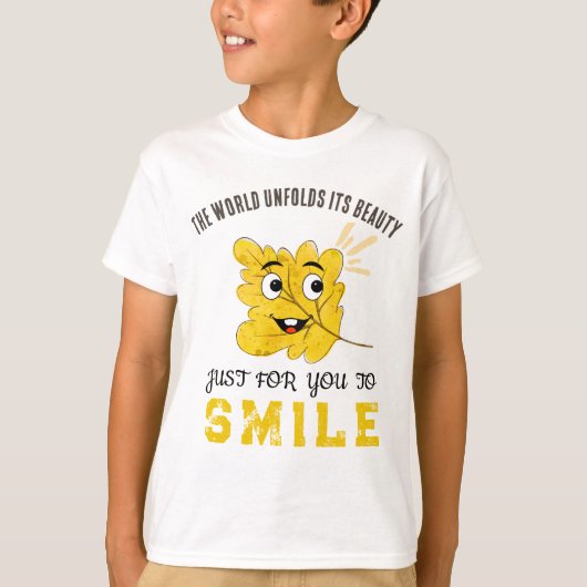 可愛い笑顔の葉っぱ「世界はあなたの笑顔のために美しく広がる」 Tシャツ (正面)