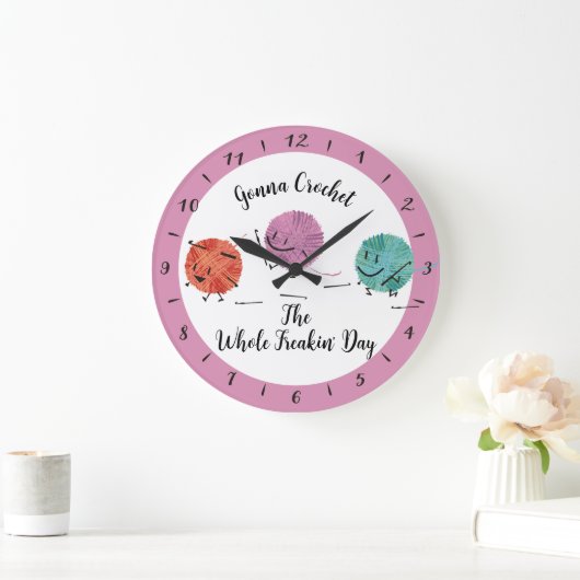 可愛い糸キャラクターの針編みフックパーソナライズされた ラージ壁時計 (ホーム)