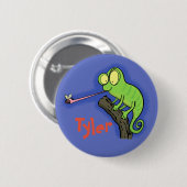 可愛い緑のカメレオンがバグ漫画のボタンをキャッチ 缶バッジ (正面&裏面)