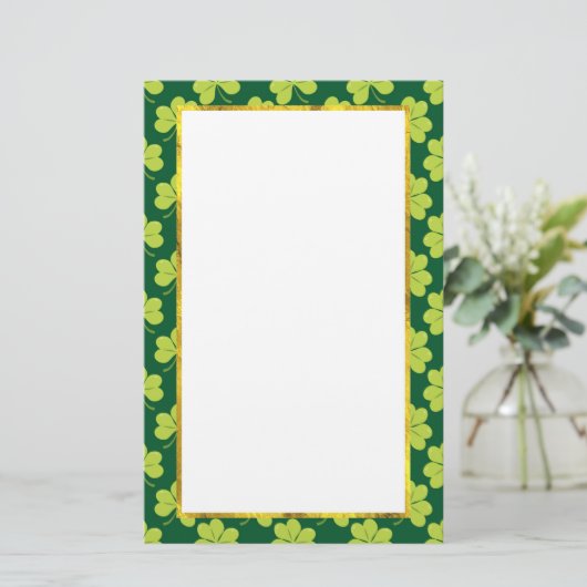 可愛い緑のクローバーフェイク柄金ゴールド 便箋 (スタンド正面)