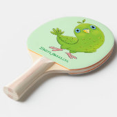 可愛い緑の好奇心のインコ漫画イラストレーション 卓球ラケット (正面アングル)