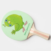 可愛い緑の好奇心のインコ漫画イラストレーション 卓球ラケット (横)