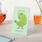 可愛い緑の好奇心のインコ漫画イラストレーション 台座サイン (インサイチュ)