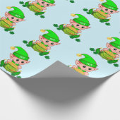 可愛い緑の小妖精や小人とライトブルーの金ゴールドのポット ラッピングペーパー (角)