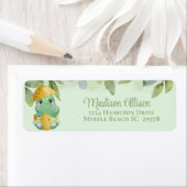 可愛い緑の恐竜の男の子の赤ちゃんシャワー ラベル (インサイチュ)