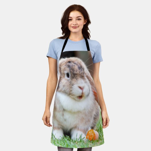 可愛い耳の垂れたウサギ エプロン (着用した状態)