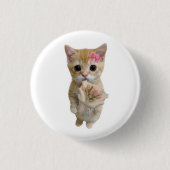 可愛い花を持つ子猫のピンバッジ | 優しい猫のボタン 缶バッジ (正面)