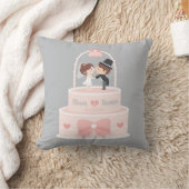 可愛い花嫁と花婿のピンクのウェディングケーキのクッション クッション (ブランケット)
