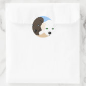 可愛い茶色と白いラブラドールの子犬のアートギフト ラウンドシール (バッグ)