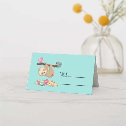 可愛い茶色のナマケモノぶら下がったの上下逆さ プレイスカード (正面)