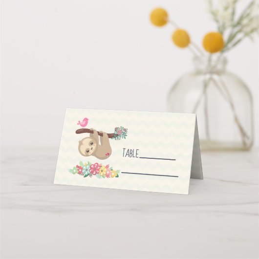 可愛い茶色のナマケモノぶら下がったの上下逆さ プレイスカード (正面)