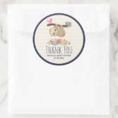 可愛い茶色のナマケモノぶら下がったの上下逆さ ラウンドシール (バッグ)