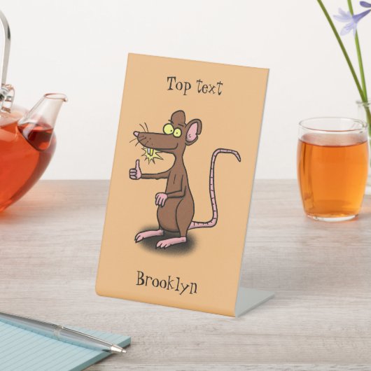 可愛い茶色のネズミが漫画をサミング 台座サイン (インサイチュ)