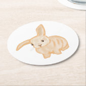 可愛い茶色のバニーウサギ – 白の上に透明。 ラウンドペーパーコースター (アングル)