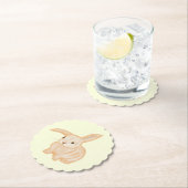 可愛い茶色のバニーウサギ – 黄色に透明。 ペーパーコースター (インサイチュ)