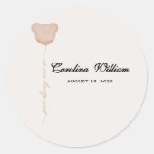 可愛い茶色の私たちは赤ちゃんシャワーを待つことができる ラウンドシール (正面)