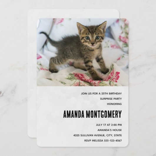 可愛い虎猫子猫ルッキング驚いた誕生日 招待状 (正面/裏面)