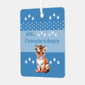 可愛い虎shhh追加の名前が青く眠っている メタルオーナメント (正面左)