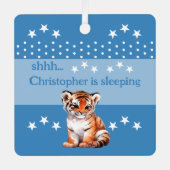 可愛い虎shhh追加の名前が青く眠っている メタルオーナメント (正面)