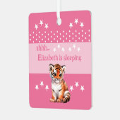 可愛い虎shhh追加の名前は眠っているピンク メタルオーナメント (正面左)