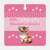 可愛い虎shhh追加の名前は眠っているピンク メタルオーナメント (正面)