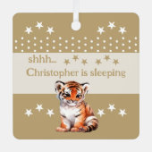 可愛い虎shhh追加の名前は眠っている茶色 メタルオーナメント (正面)
