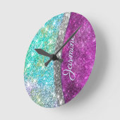 可愛い虹色パープルティール(緑がかった色)フェイクグリッターモノグラム ラウンド壁時計 (傾斜)