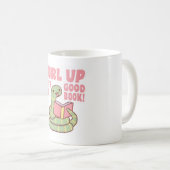可愛い蛇が好きな本にくるまってます コーヒーマグカップ (正面右)