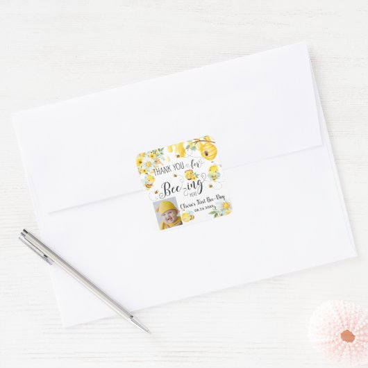 可愛い蜂ビーフローラ1歳の誕生日のお気に入り写真 スクエアシール (封筒)